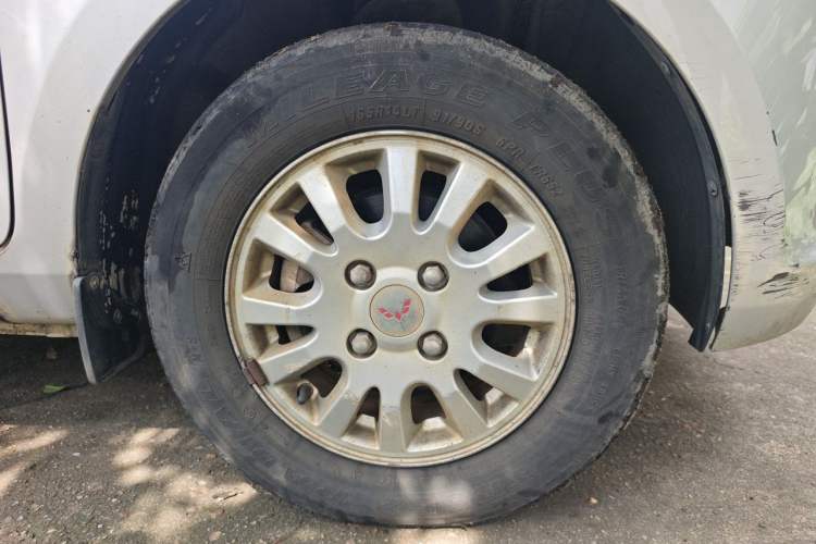 Used Wuling Rongguang V 2018 1.5L Standard Version Right Front Wheel Hub