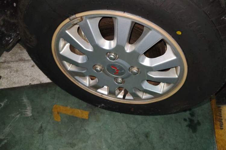 Used Wuling Rongguang V 2018 1.5L Standard Version Right Front Wheel Hub