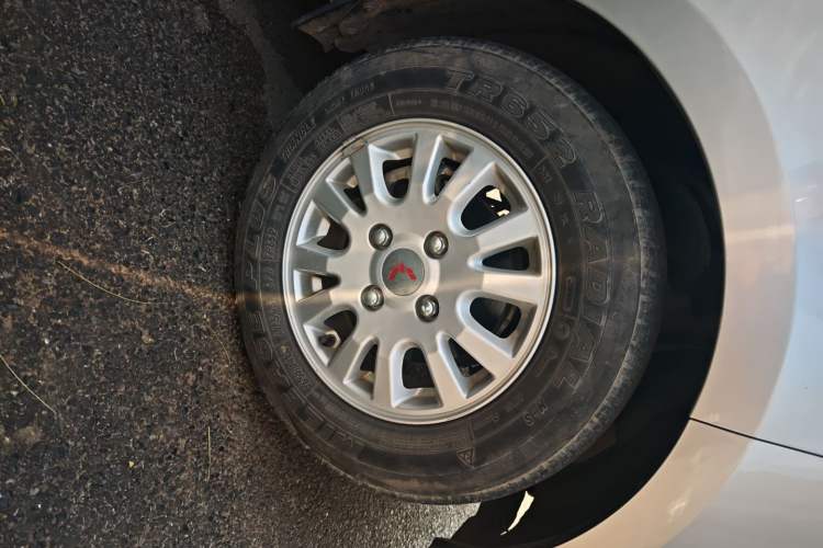Used Wuling Rongguang V 2018 1.5L Standard Version Right Front Wheel Hub