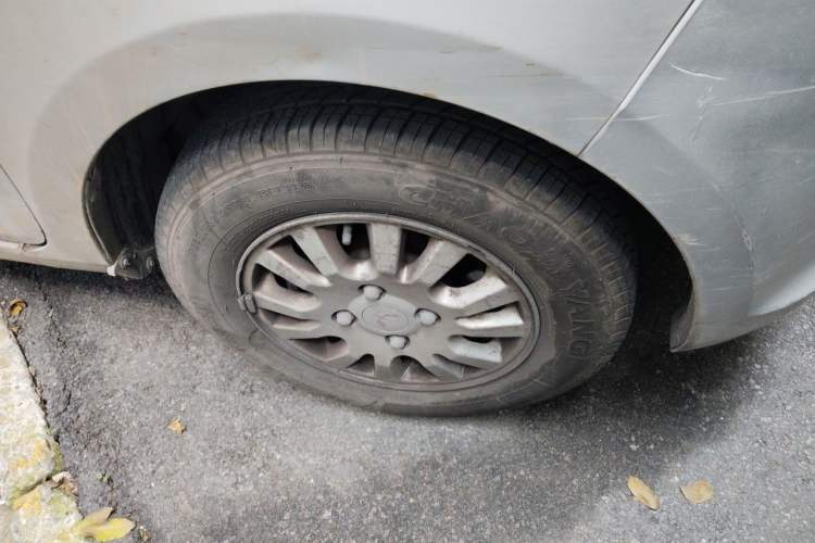 Used Wuling Rongguang V 2018 1.5L Practical Version Right Front Wheel Hub