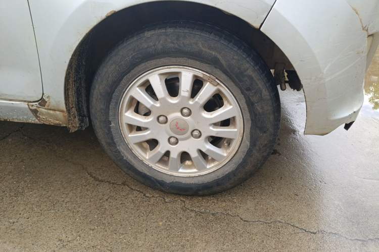 Used Wuling Rongguang V 2018 1.5L Standard Version Right Front Wheel Hub