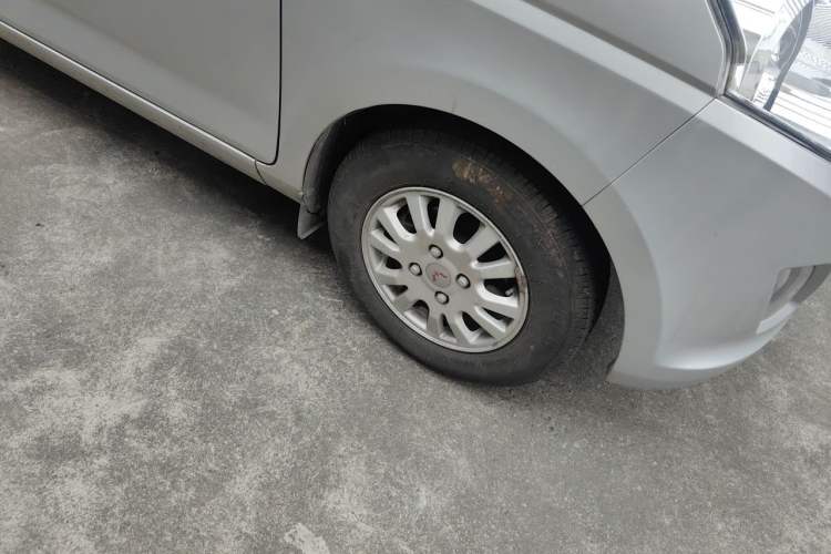 Used Wuling Rongguang V 2018 1.5L Standard Version Right Front Wheel Hub