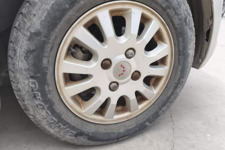 Used Wuling Rongguang V 2018 1.5L Standard Version Right Front Wheel Hub