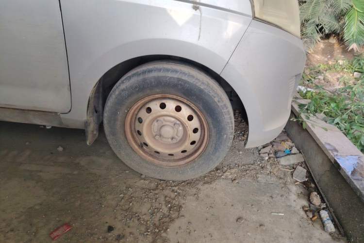 Used Wuling Rongguang V 2018 1.5L Practical Version Right Front Wheel Hub