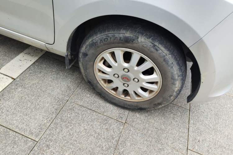 Used Wuling Rongguang V 2018 1.5L Standard Version Right Front Wheel Hub