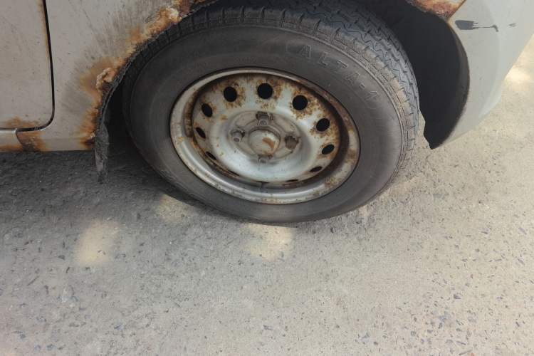 Used Wuling Rongguang V 2018 1.5L Practical Version Right Front Wheel Hub