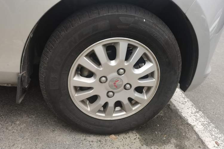 Used Wuling Rongguang V 2018 1.5L Standard Version Right Front Wheel Hub