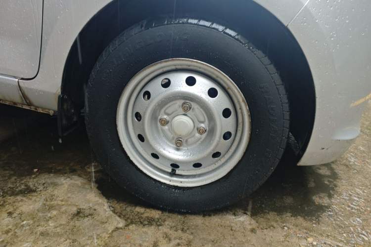 Used Wuling Rongguang V 2018 1.5L Practical Version Right Front Wheel Hub