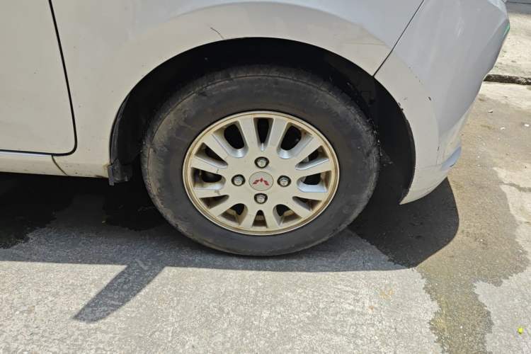 Used Wuling Rongguang V 2018 1.5L Standard Version Right Front Wheel Hub