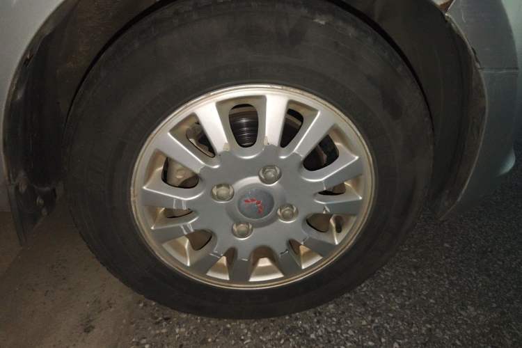 Used Wuling Rongguang V 2018 1.5L Standard Version Right Front Wheel Hub