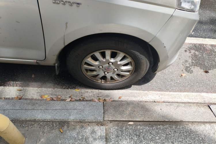 Used Wuling Rongguang V 2018 1.5L Standard Version Right Front Wheel Hub