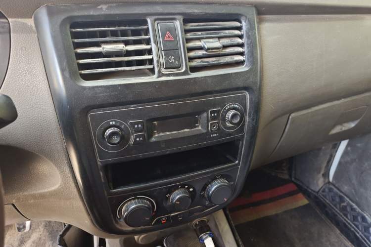 Used Wuling Rongguang V 2018 1.5L Practical Version Audio And AC Panel