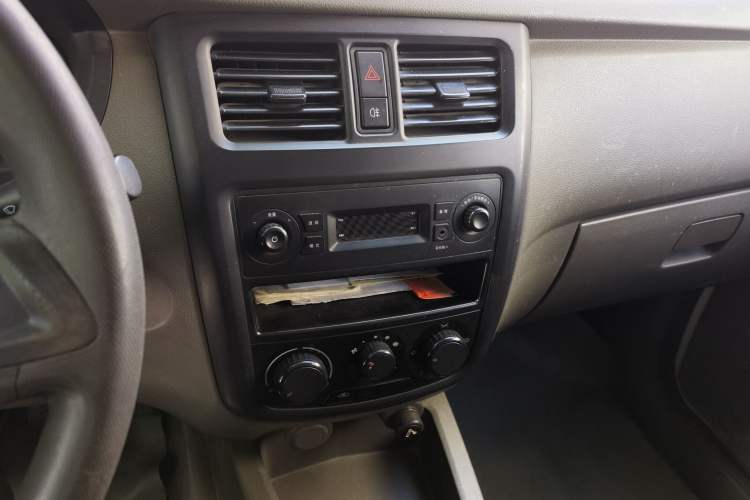 Used Wuling Rongguang V 2018 1.5L Practical Version Audio And AC Panel