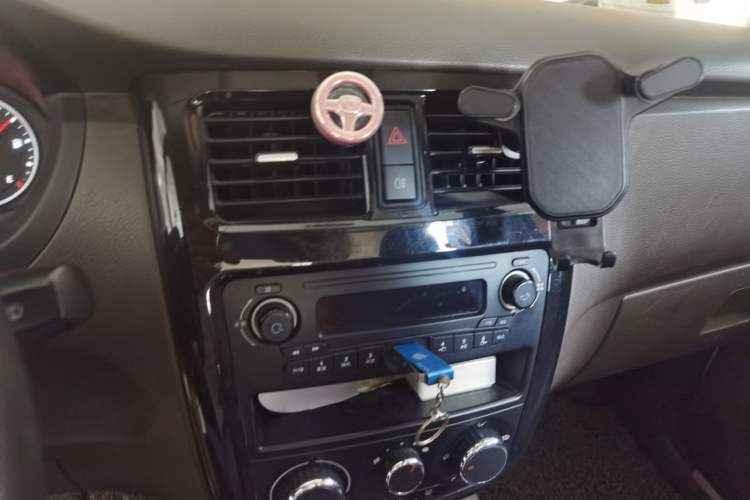 Used Wuling Rongguang V 2018 1.5L Standard Version Audio And AC Panel