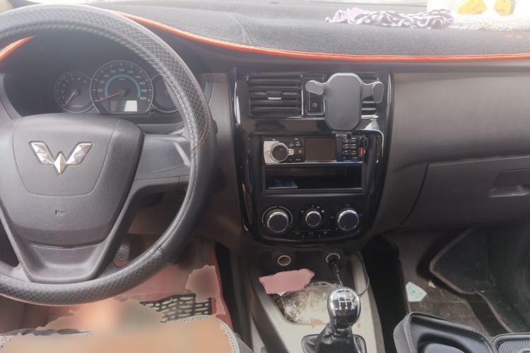 Used Wuling Rongguang V 2018 1.5L Standard Version Center Console
