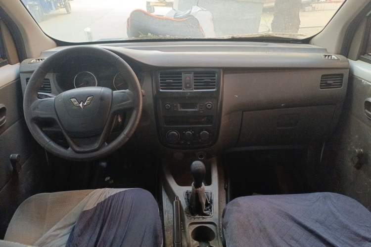 Used Wuling Rongguang V 2018 1.5L Practical Version Center Console