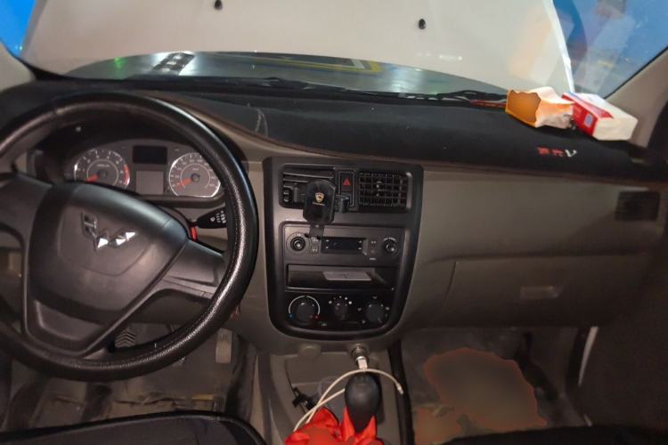 Used Wuling Rongguang V 2018 1.2L Practical Model Center Console