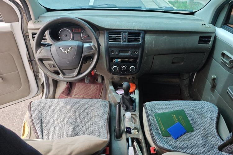Used Wuling Rongguang V 2018 1.2L Practical Model Center Console