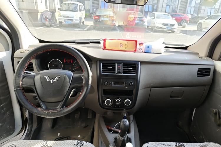 Used Wuling Rongguang V 2018 1.2L Practical Model Center Console