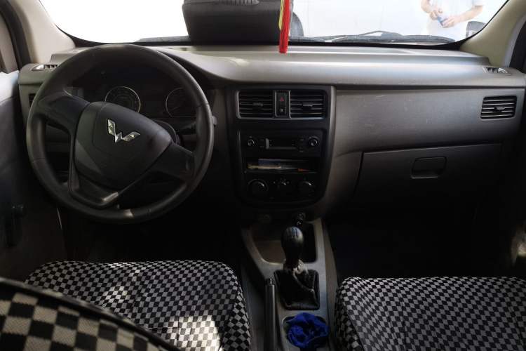 Used Wuling Rongguang V 2018 1.5L Practical Version Center Console
