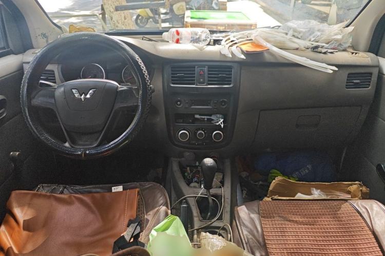 Used Wuling Rongguang V 2018 1.5L Practical Version Center Console