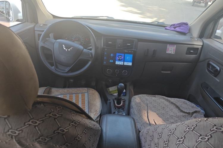 Used Wuling Rongguang V 2018 1.5L Standard Version Center Console