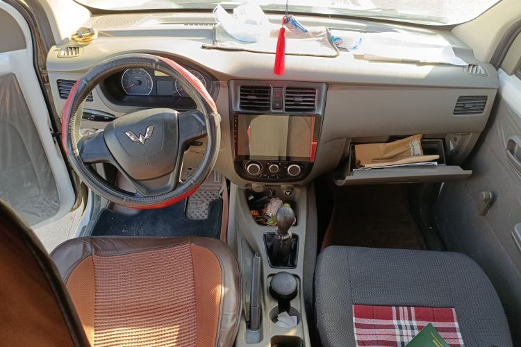Used Wuling Rongguang V 2018 1.5L Practical Version Center Console