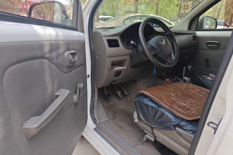 Used Wuling Rongguang V 2018 1.5L Practical Version Driver Seat