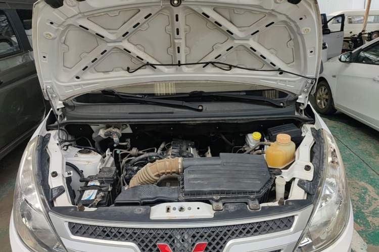 Used Wuling Rongguang V 2018 1.5L Practical Version Engine Bay