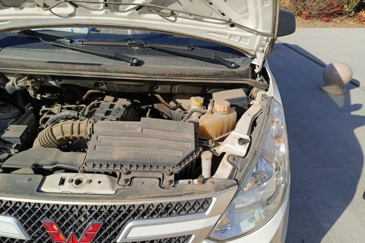 Used Wuling Rongguang V 2018 1.5L Practical Version Engine Bay Left