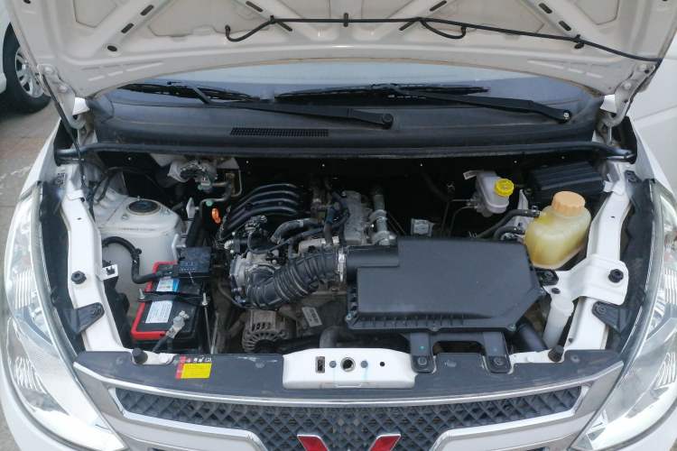 Used Wuling Rongguang V 2018 1.2L Standard Model Engine Bay
