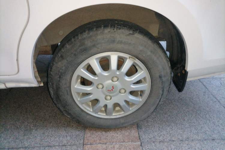 Used Wuling Rongguang V 2018 1.2L Standard Model Left Rear Wheel Hub