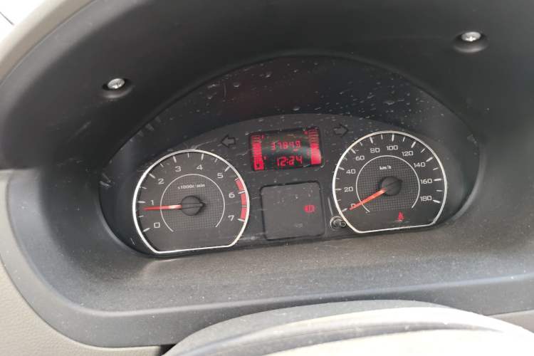 Used Wuling Rongguang V 2018 1.2L Practical Model Odometer Close Up