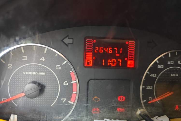 Used Wuling Rongguang V 2018 1.5L Practical Version Odometer Close Up
