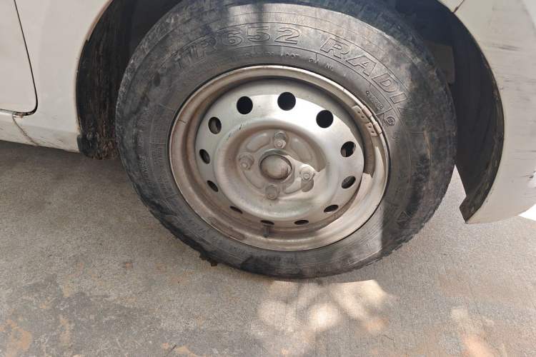 Used Wuling Rongguang V 2018 1.5L Practical Version Right Front Wheel Hub
