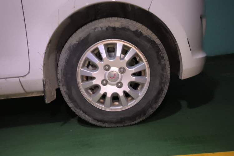 Used Wuling Rongguang V 2018 1.5L Standard Version Right Front Wheel Hub