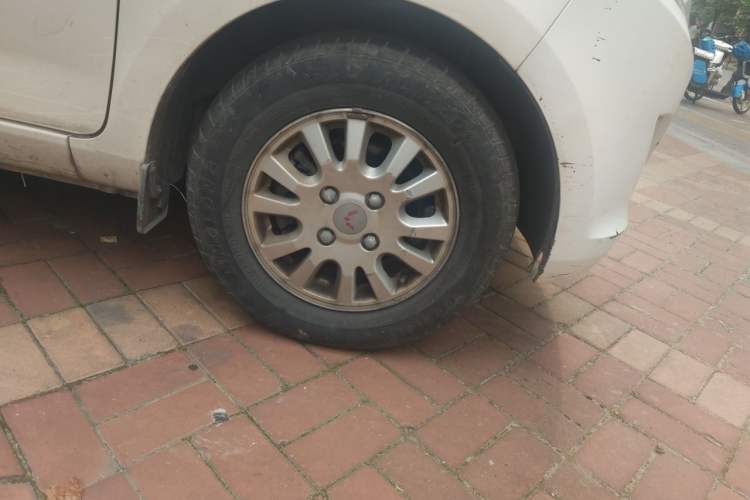 Used Wuling Rongguang V 2018 1.5L Standard Version Right Front Wheel Hub
