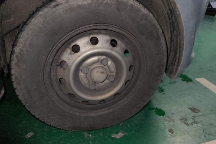 Used Wuling Rongguang V 2018 1.5L Practical Version Right Front Wheel Hub