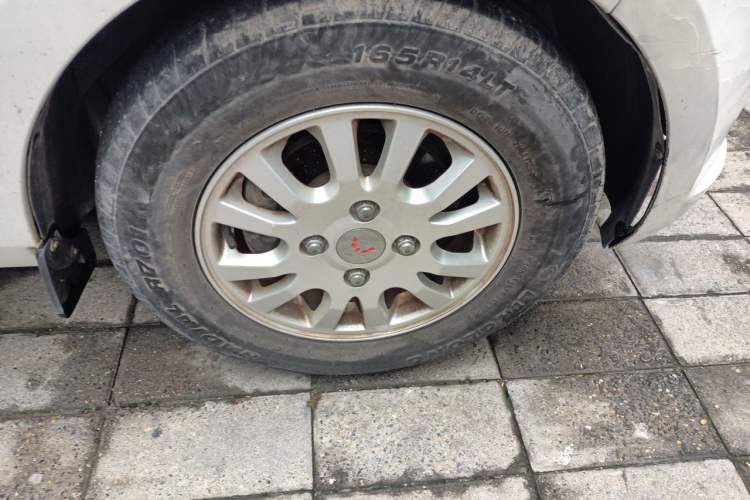 Used Wuling Rongguang V 2018 1.5L Standard Version Right Front Wheel Hub