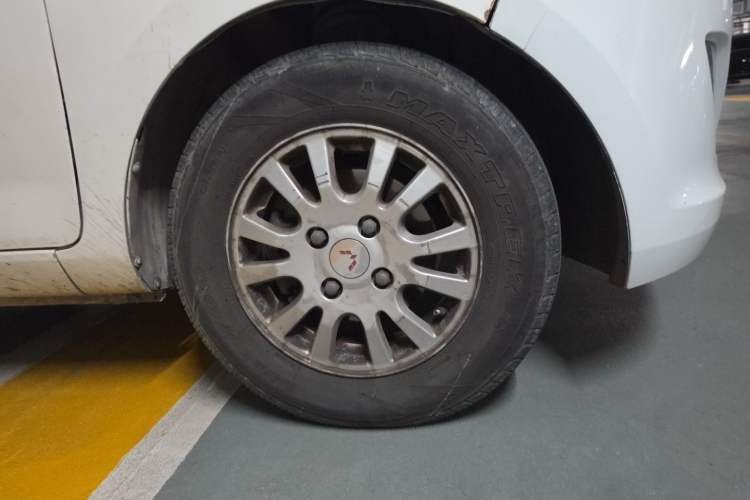 Used Wuling Rongguang V 2018 1.5L Standard Version Right Front Wheel Hub