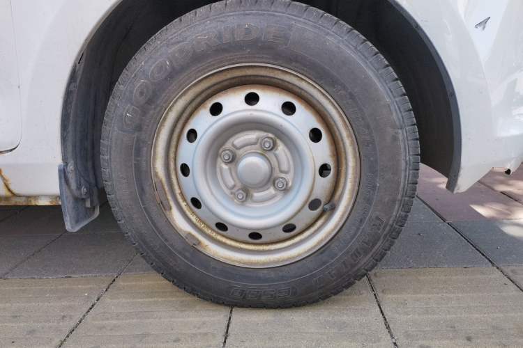Used Wuling Rongguang V 2018 1.5L Practical Version Right Front Wheel Hub