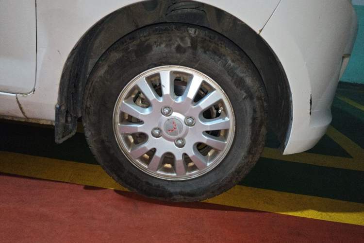 Used Wuling Rongguang V 2018 1.5L Standard Version Right Front Wheel Hub