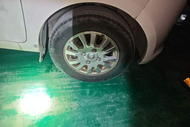 Used Wuling Rongguang V 2018 1.5L Standard Version Right Front Wheel Hub