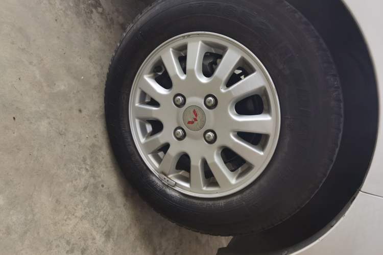 Used Wuling Rongguang V 2018 1.5L Standard Version Right Front Wheel Hub