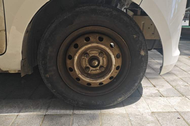 Used Wuling Rongguang V 2018 1.5L Practical Version Right Front Wheel Hub