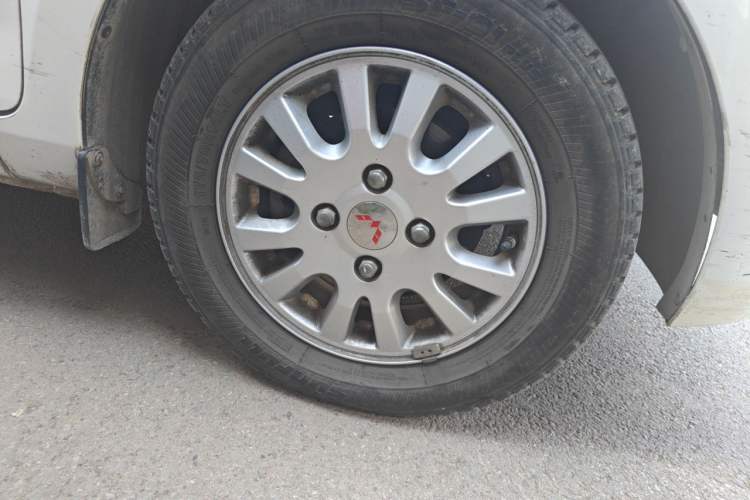 Used Wuling Rongguang V 2018 1.5L Standard Version Right Front Wheel Hub