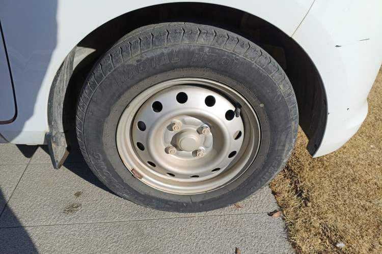 Used Wuling Rongguang V 2018 1.5L Practical Version Right Front Wheel Hub