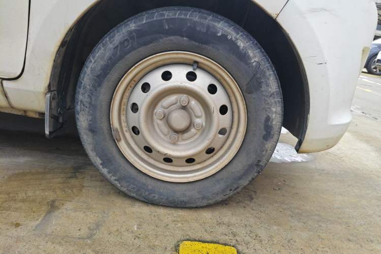Used Wuling Rongguang V 2018 1.5L Practical Version Right Front Wheel Hub