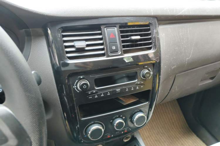 Used Wuling Rongguang V 2018 1.5L Standard Version Audio And AC Panel