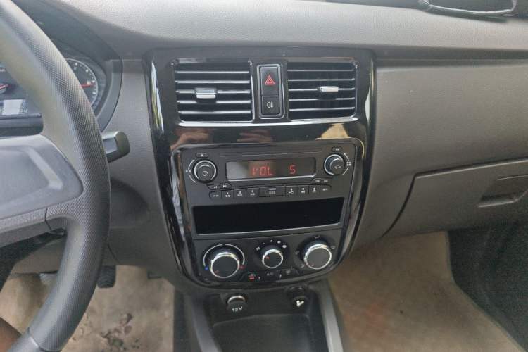 Used Wuling Rongguang V 2018 1.5L Standard Version Audio And AC Panel